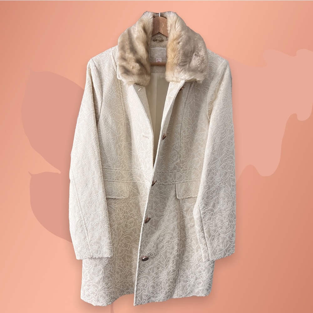 Woman’s Ivory faux fur collar coat